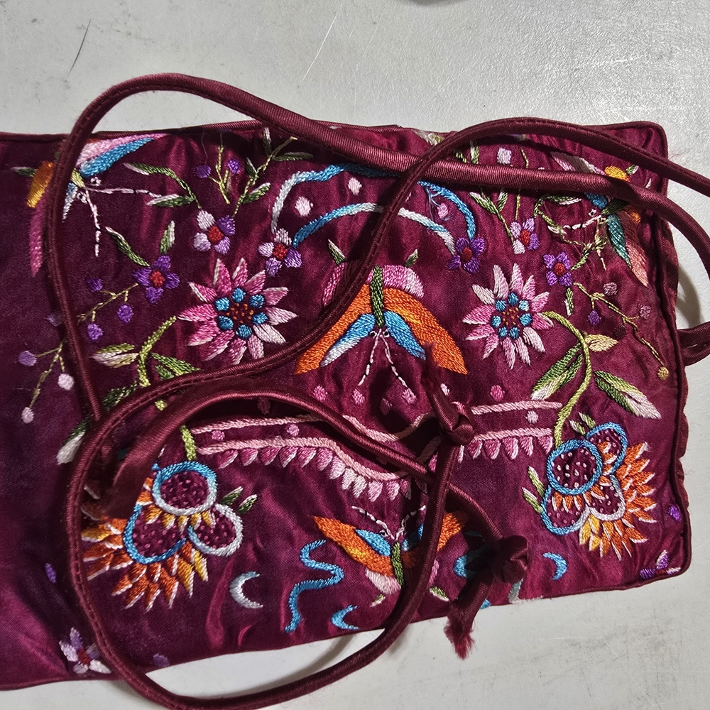 Burgandy Jewelry Roll And 2 Small Jewelry Pouches. - Picture 7 of 13